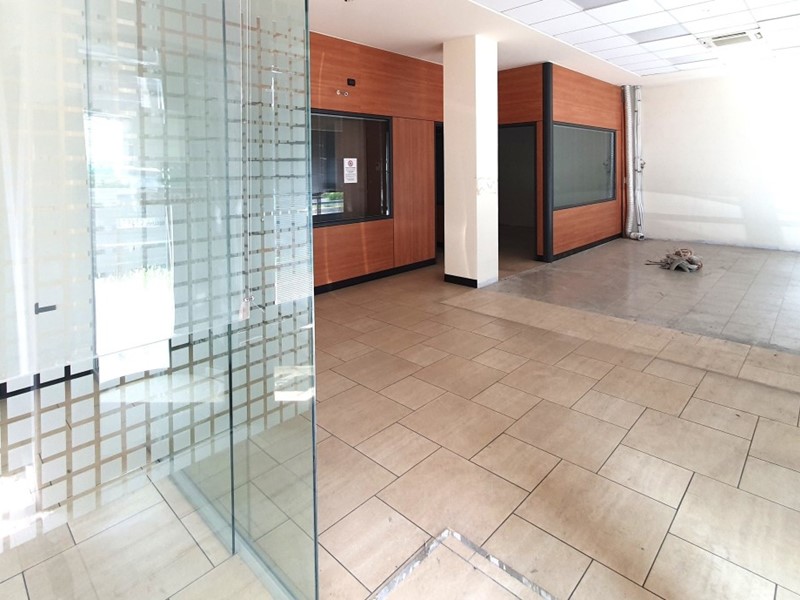 Immobile commerciale in Vendita a Brescia, zona CITTA' - Zona Sud, 330'000€, 210 m²