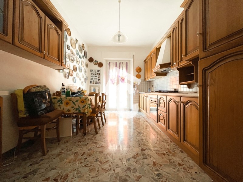 Quadrilocale in Vendita a Jesi, zona ZONA 4A, 190'000€, 115 m², arredato, con Box