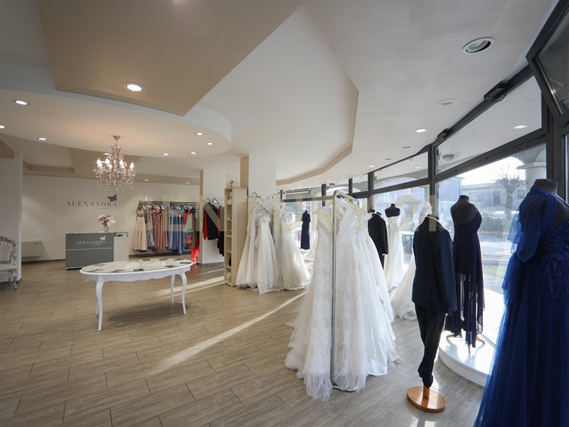 Immobile commerciale in Vendita a Cerea, 110'000€, 180 m², con Box