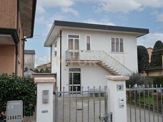 Casa Indipendente in Vendita a Cerea, 315'000€, 338 m², con Box