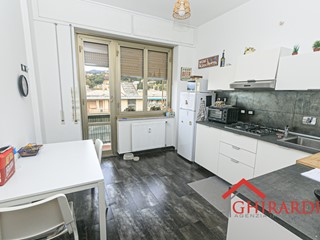 Appartamento in Affitto a Genova, zona Sestri Ponente, 800€, 130 m²