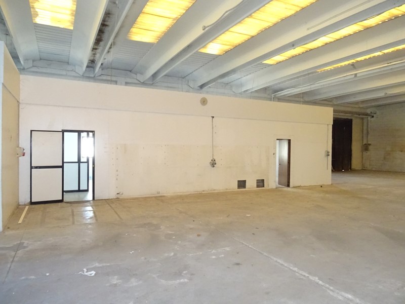 Capannone in Vendita a Monte Porzio, 400'000&euro;, 1080 m²