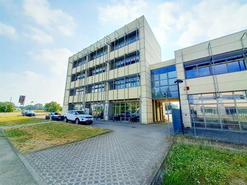 Ufficio in Affitto a Parma, zona Via Mario Fantelli 12/a, 800€, 85 m²