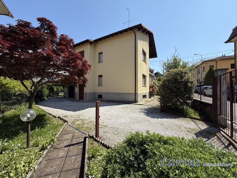 Villa in Vendita a Erba, 295'000&euro;, 179 m²