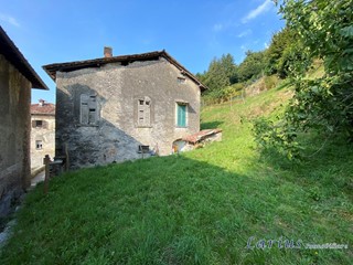 Casale in Vendita a Valbrona, 19'000€, 358 m²