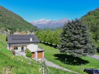 Villa in Vendita a Valbrona, 490'000€, 440 m²