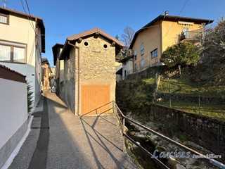 Casale in Vendita a Valbrona, 39'000€, 153 m²