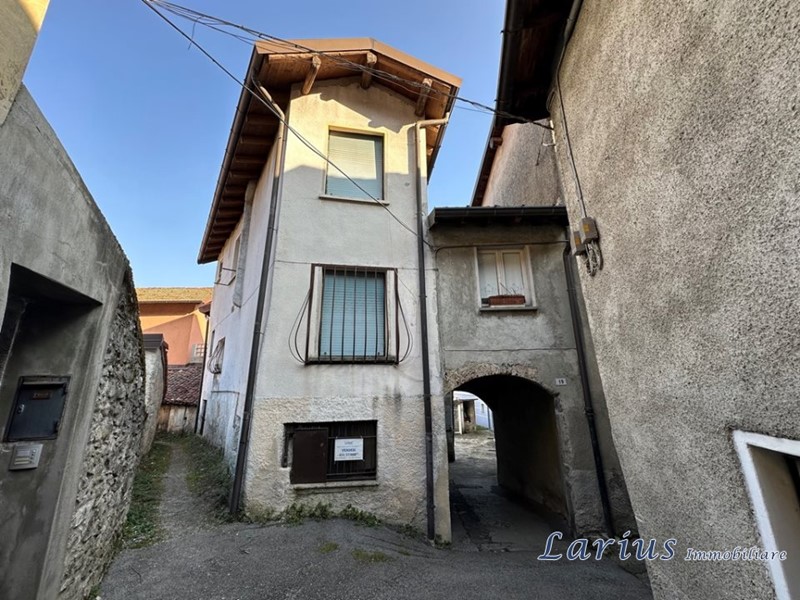 Casa Semi Indipendente in Vendita a Valbrona, 45'000€, 91 m²
