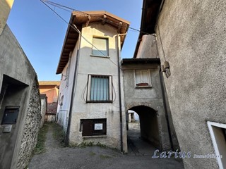 Casa Semi Indipendente in Vendita a Valbrona, 45'000€, 91 m²