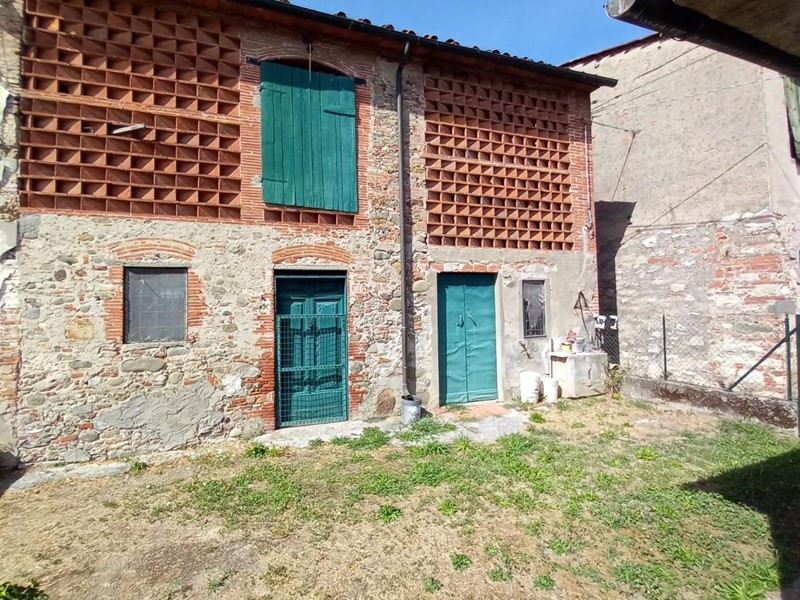 Casale in Vendita a Lucca, zona San Cassiano a Vico, 35'000€, 130 m², con Box