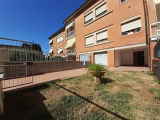 Villa bifamiliare in Vendita a Pontedera, 220'000€, 147 m², con Box