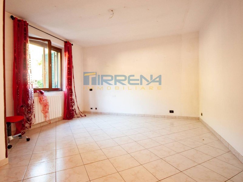 Villetta a schiera in Vendita a Collesalvetti, zona Nugola Vecchia, 190'000&euro;, 125 m², arredato, con Box