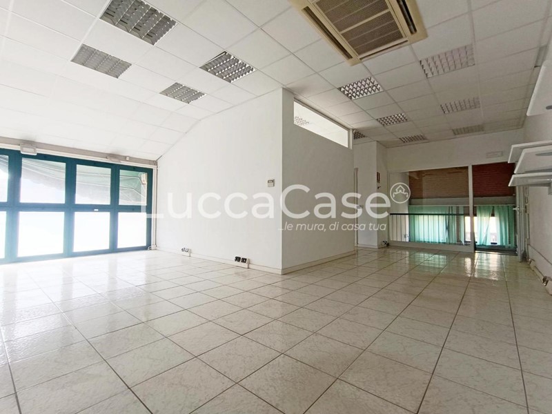Capannone in Vendita a Massarosa, 280'000€, 300 m²