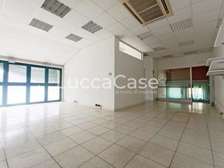 Capannone in Vendita a Massarosa, 280'000€, 300 m²