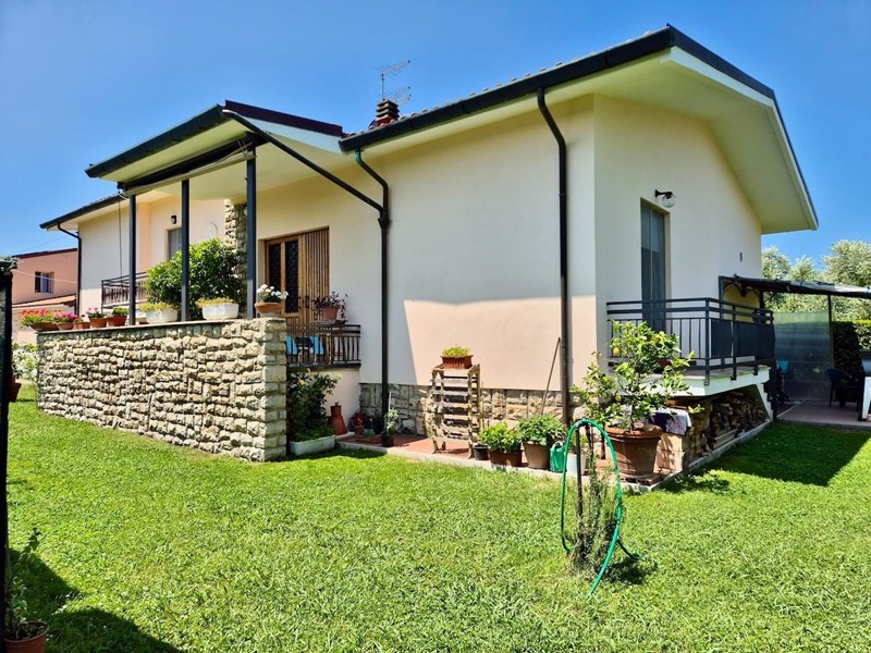 Villa in Vendita a Cascina, zona San Prospero Navacchio, 385'000€, 255 m²