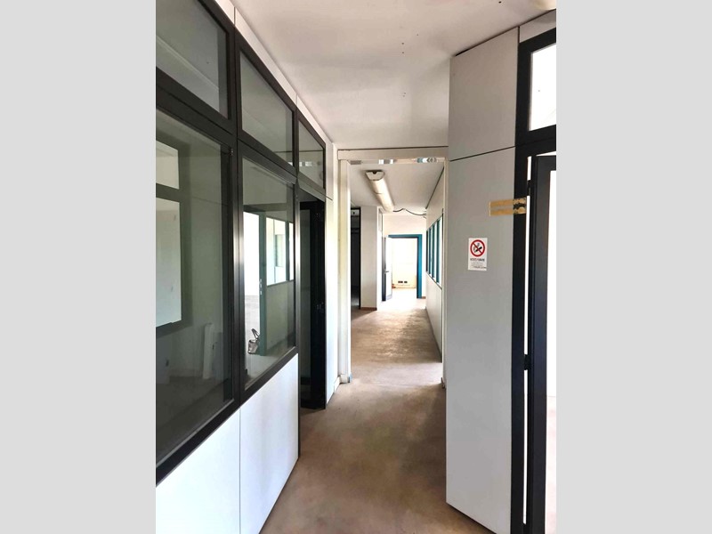 Ufficio in Affitto a Poggibonsi, 1'000€, 125 m²