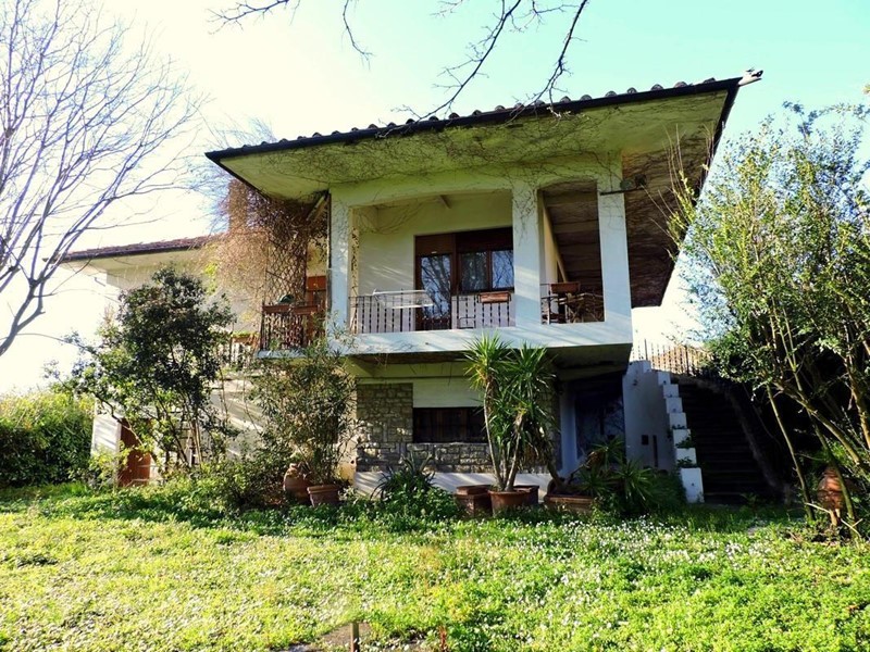 Villa bifamiliare in Vendita a San Giuliano Terme, zona Asciano, 360'000€, 360 m²