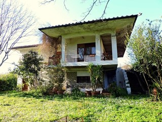Villa bifamiliare in Vendita a San Giuliano Terme, zona Asciano, 360'000€, 360 m²