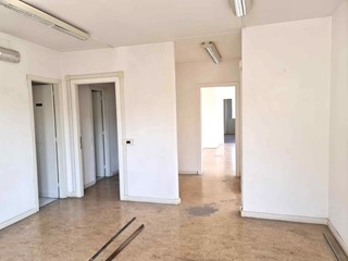 Ufficio in Affitto a Poggibonsi, 1'750€, 218 m²