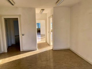 Ufficio in Affitto a Poggibonsi, 1'750€, 218 m²