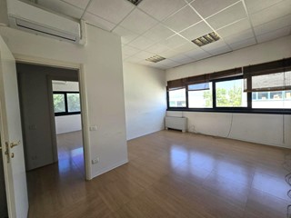 Ufficio in Affitto a Colle di Val D'Elsa, 600€, 90 m²