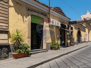 Immobile commerciale in Vendita a Belpasso, 75'000€, 72 m²