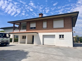 Casa Indipendente in Affitto a Vicenza, 3'000€, 255 m²