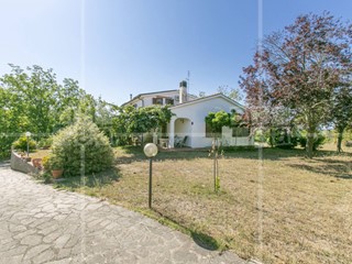 Villa in Vendita a Roma, 450'000€, 320 m²