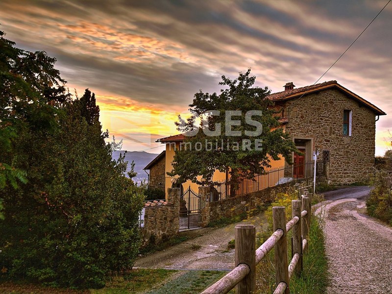 Rustico in Vendita a Castelfranco Piandiscò, 470'000€, 300 m², con Box