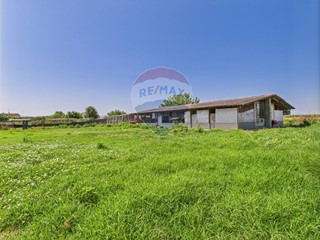Immobile commerciale in Vendita a Pieve Porto Morone, 135'000€, 450 m²