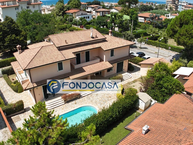 Villa in Vendita a Camaiore, 1'900'000&euro;, 650 m²