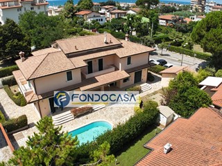 Villa in Vendita a Camaiore, 1'900'000&euro;, 650 m²