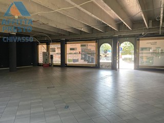 Negozio in Affitto a Chivasso, 2'100€, 200 m²