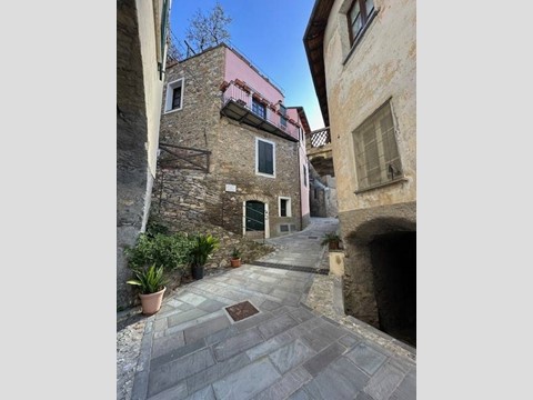 Rustico in Vendita a Castelvecchio di Rocca Barbena, 198'000€, 210 m²