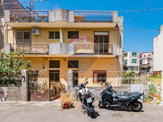 Casa Semi Indipendente in Vendita a Catania, 190'000&euro;, 180 m²