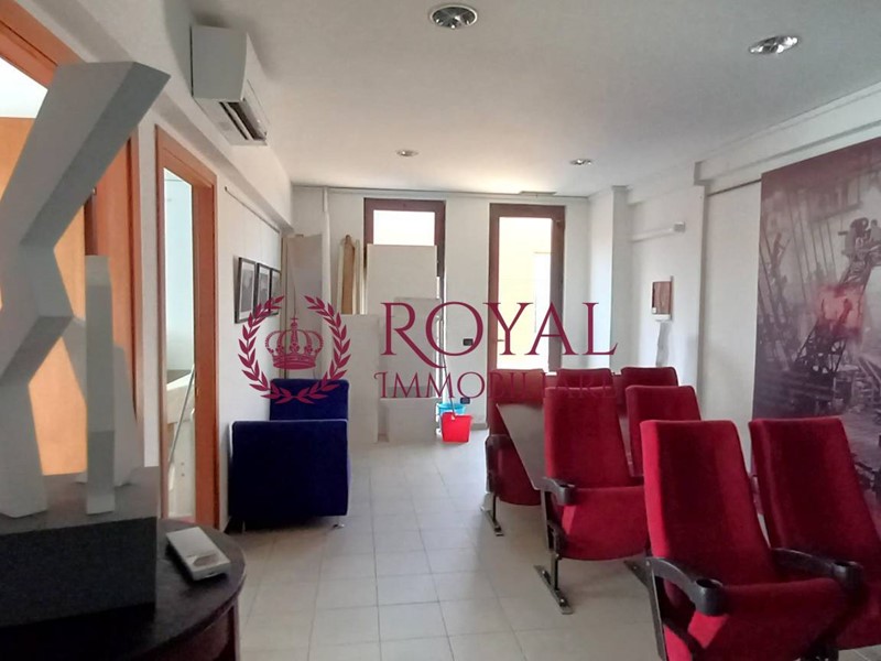 Ufficio in Affitto a Collesalvetti, 1'250€, 118 m²