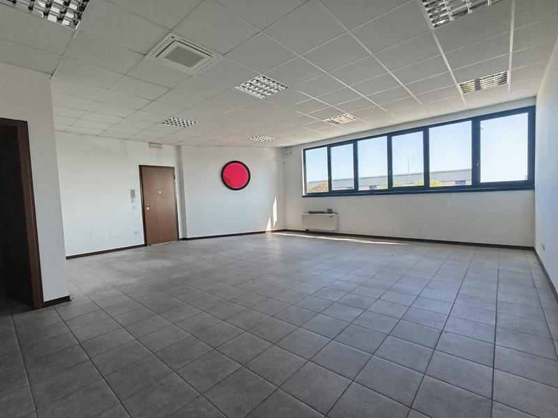 Ufficio in Affitto a Medolla, 350&euro;, 90 m²