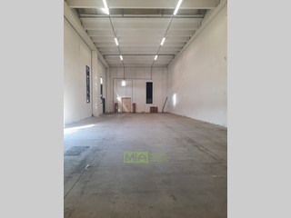 Laboratorio in Vendita a Montefiore dell'Aso, 150'000€, 300 m²