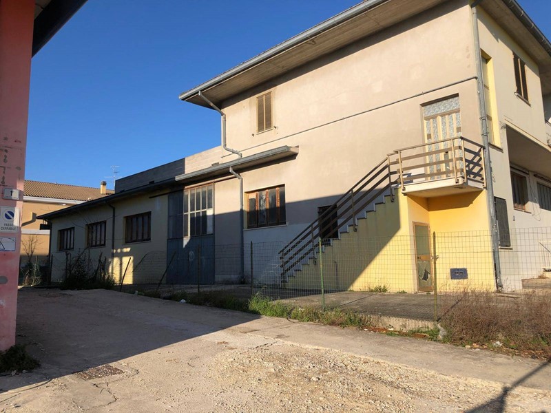 Capannone in Vendita a Mosciano Sant'Angelo, 223'000€, 370 m²