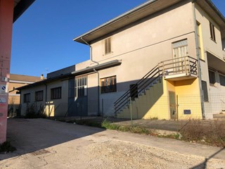 Capannone in Vendita a Mosciano Sant'Angelo, 223'000€, 370 m²