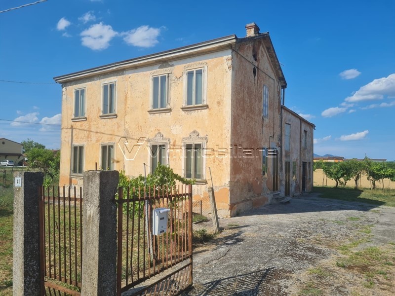 Casa Indipendente in Vendita a Noventa Vicentina, 65'000€, 250 m², con Box