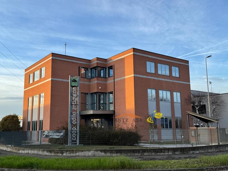 Capannone in Vendita a Parma, 