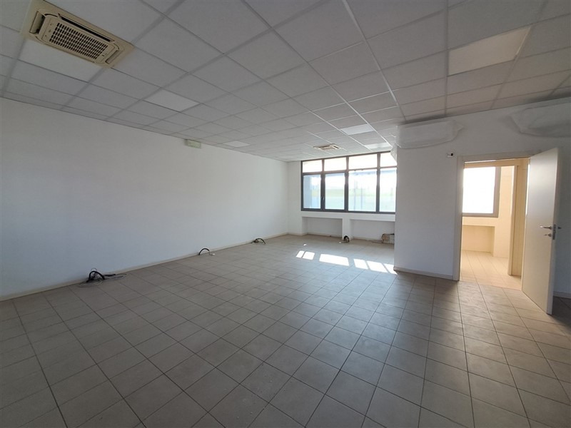 Ufficio in Affitto a Parma, 800€, 85 m²