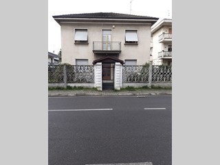 Villa in Vendita a Cesano Maderno, zona Frazione Molinello, 535'000€, 180 m²