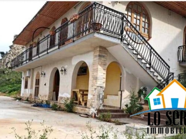 Villa in Vendita a Palermo, 125'000€, 300 m²