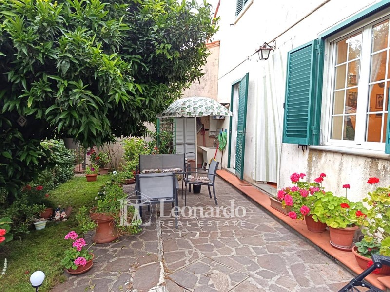 Casa Indipendente in Vendita a Camaiore, 280'000&euro;, 195 m²