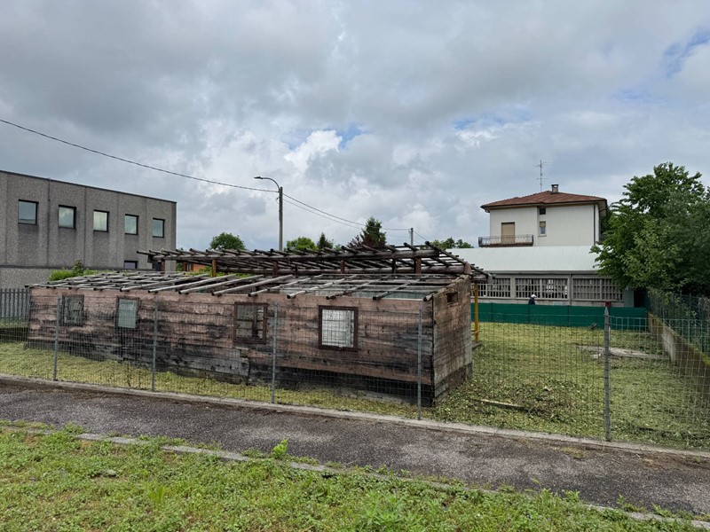 Magazzino in Vendita a Azzate, 58'000€, 132 m²