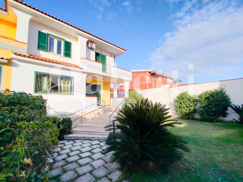 Villa bifamiliare in Vendita a Giugliano in Campania, 395'000€, 325 m²