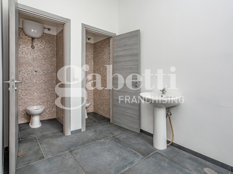 Negozio in Affitto a Mugnano di Napoli, 2'000€, 145 m²