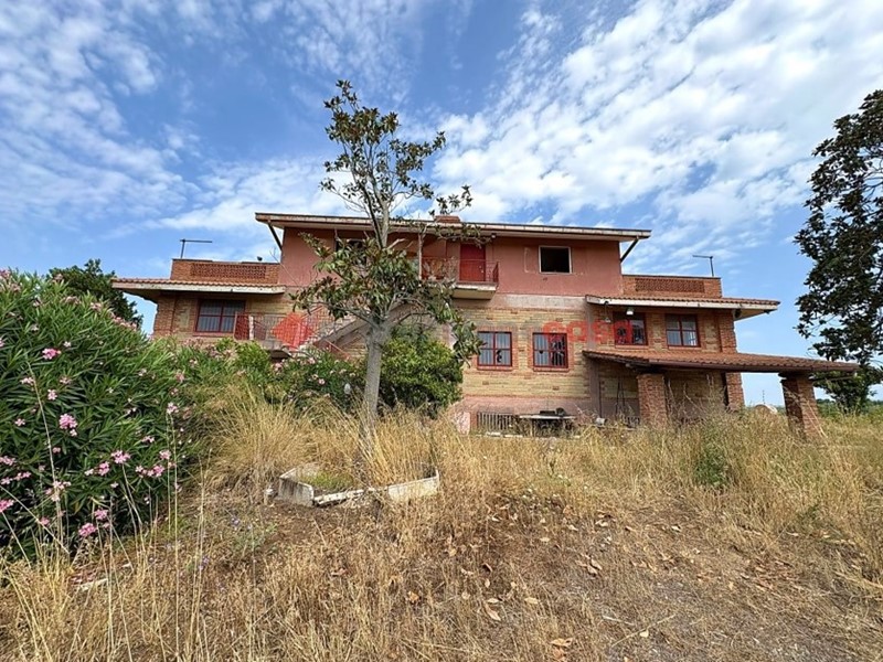 Villa bifamiliare in Vendita a Aprilia, 220'000€, 440 m²